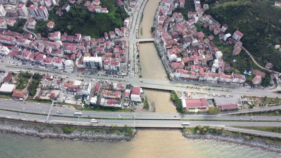 Trabzon’da sel sonrası Karadeniz’in rengi değişti 7